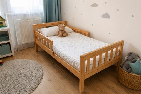 Drevená detská posteľ s matracom